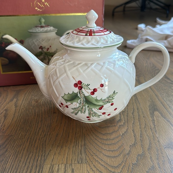 New in Box Lenox Holiday Gatherings Carved Teapot - Picture 2 of 5